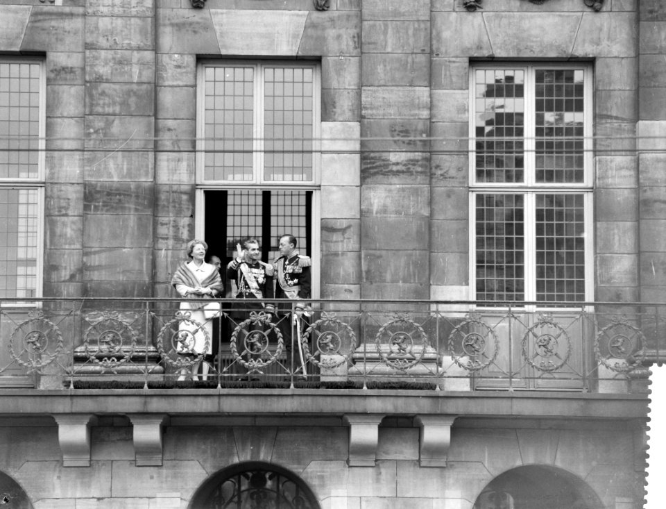 Statiebezoek van de Sjah van Iran aan Nederland Koninklijke familie + sjah op ba, Bestanddeelnr 910-3767