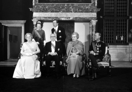 Statiefoto van president Heinemann en echtgenote. koningin Juliana , Bernhard , , Bestanddeelnr 923-0110