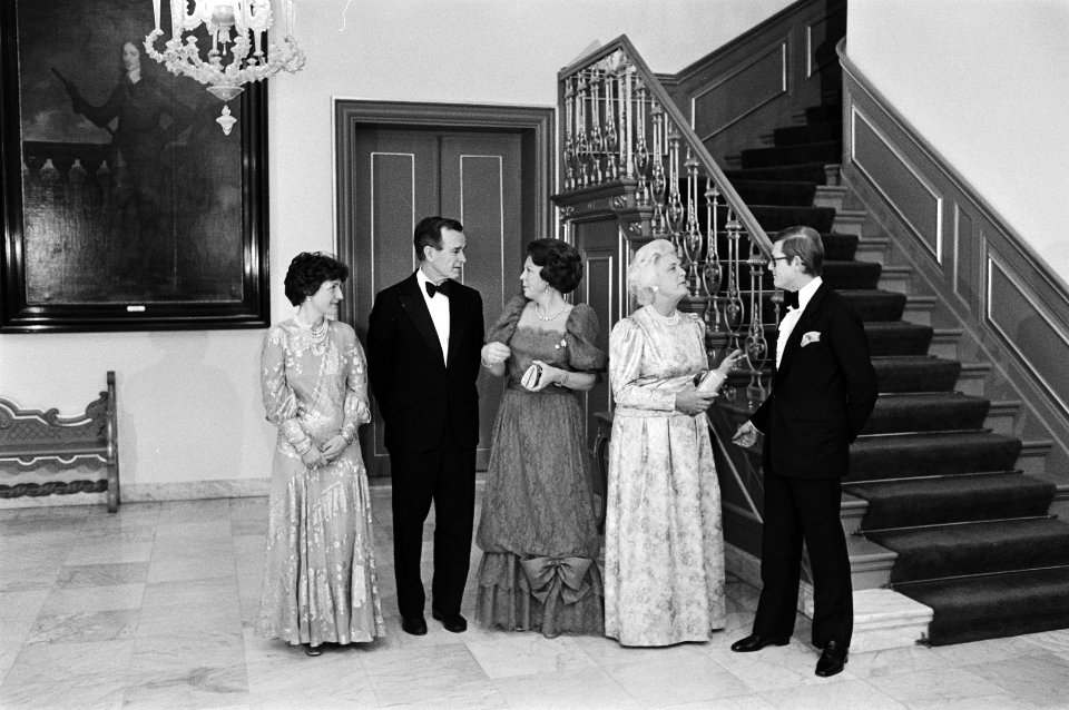 Statiefoto op Paleis Huis ten Bosch v.l.n.r. prinses Margriet, vice-president G, Bestanddeelnr 932-4872