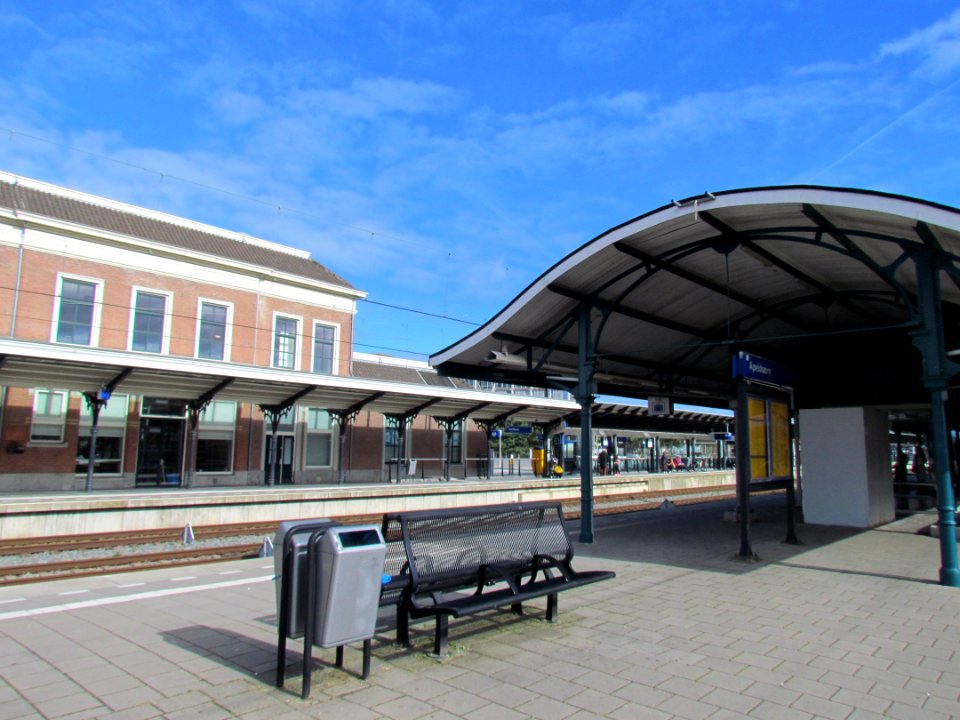 Station Apeldoorn met oude perronoverkapping (1)