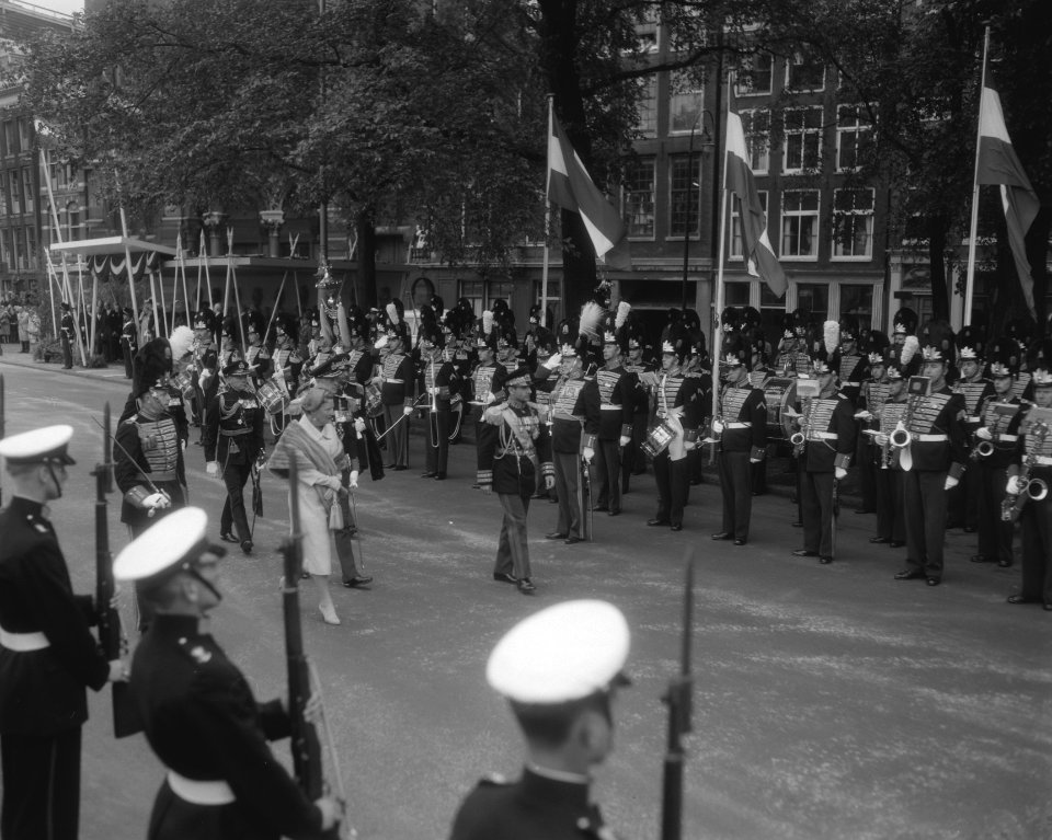 Statiebezoek van de Sjah van Iran aan Nederland begroeting Prins Hendrikkade, Bestanddeelnr 910-3757