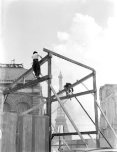 Steiger met bouwvakkers, met op de achtergrond de Eiffeltoren, Bestanddeelnr 190-0733