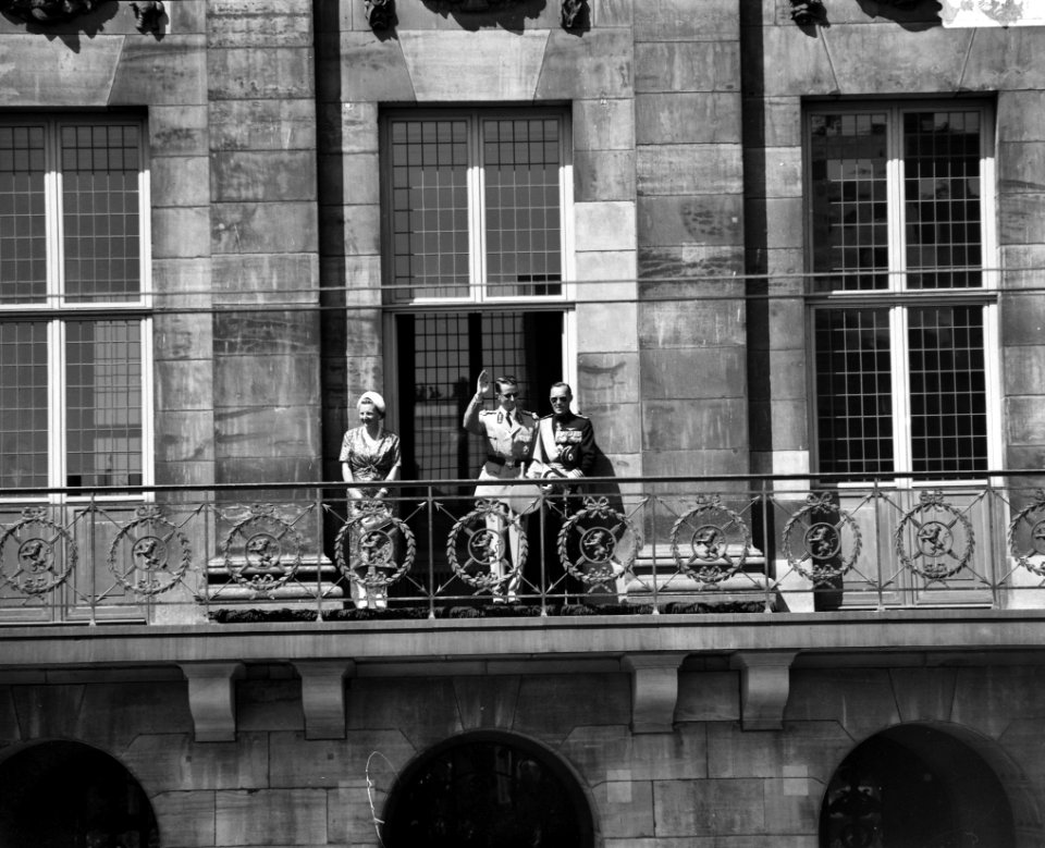 Statiebezoek koning Boudewijn , Koningin, Koning Boudewijn , Prins Bernhard op b, Bestanddeelnr 910-5010