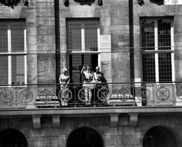 Statiebezoek koning Boudewijn , Koningin, Koning Boudewijn , Prins Bernhard op b, Bestanddeelnr 910-5010