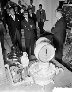 Statiebezoek Sjah van Iran , bezoek Shell Laboratorium, Bestanddeelnr 910-3784