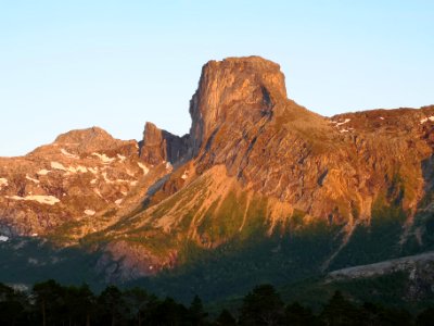 Steigtind i midnattsol