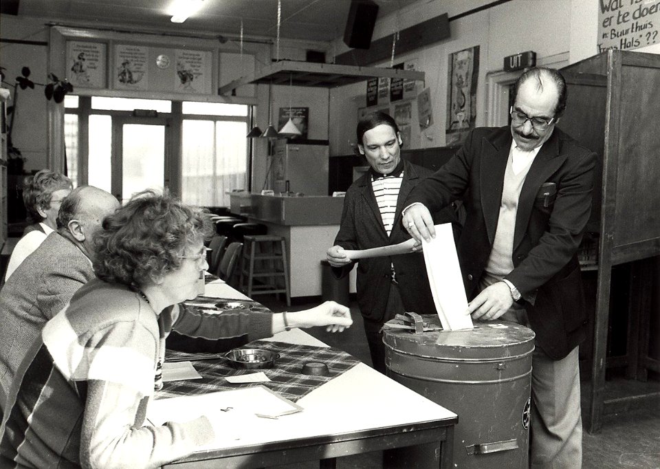 Stembureau in wijkcentrum (buurthuis) Frans Hals aan de Schotersingel 49. Aangekocht in 1987 van United Photos de Boer bv