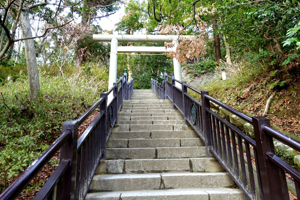 Steps - Minamoto no Yoritomo tomb - Kamakura, Kanagawa, Japan - DSC08381