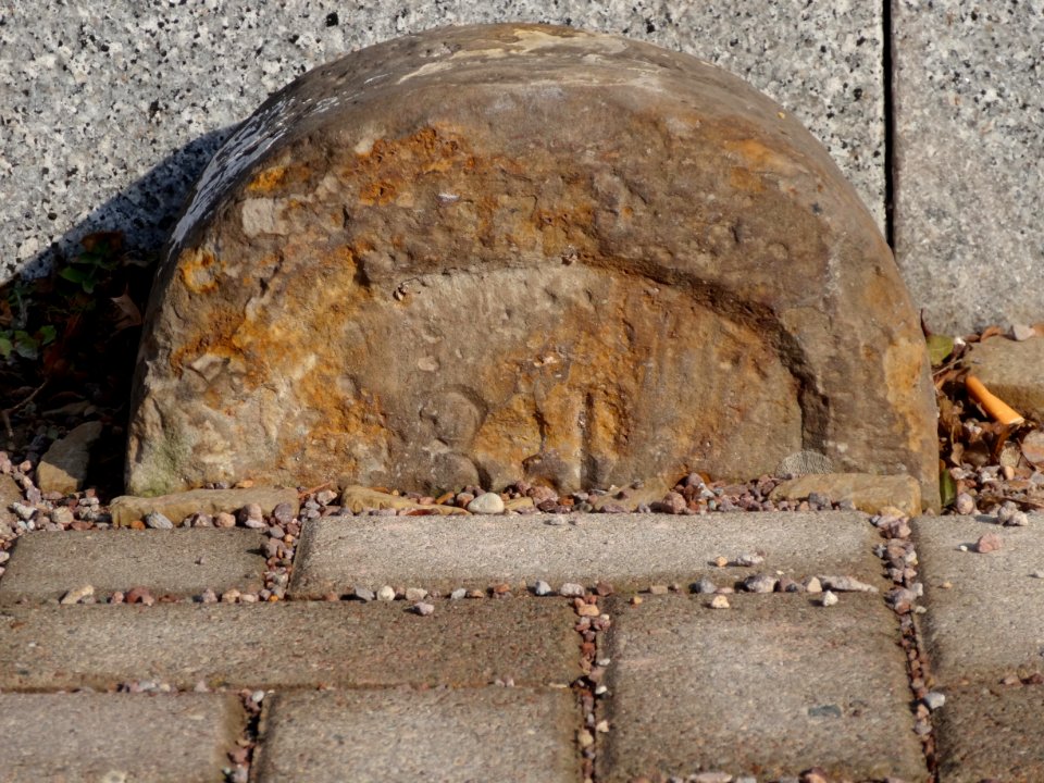 Stein in der Weimarer Straße in Siebleben