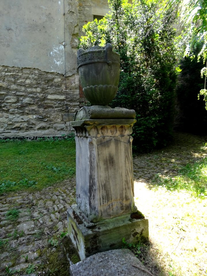 Steinerne Urne neben der Kirche in Leutenthal