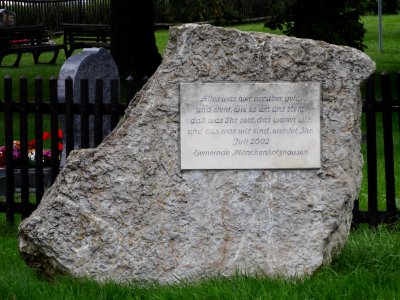 Stein am Eingang des Friedhofs, Obernissa