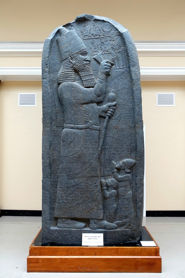Stela of Esarhaddon, copy of original in the Vorderasiatisches Museum, Berlin, 680-669 BC, painted plaster cast - Harvard Semitic Museum - Cambridge, MA - DSC06338
