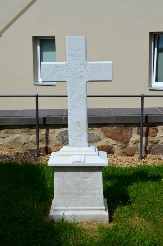 Steinbach, Grabstein neben der Kirche