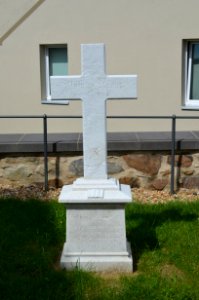Steinbach, Grabstein neben der Kirche