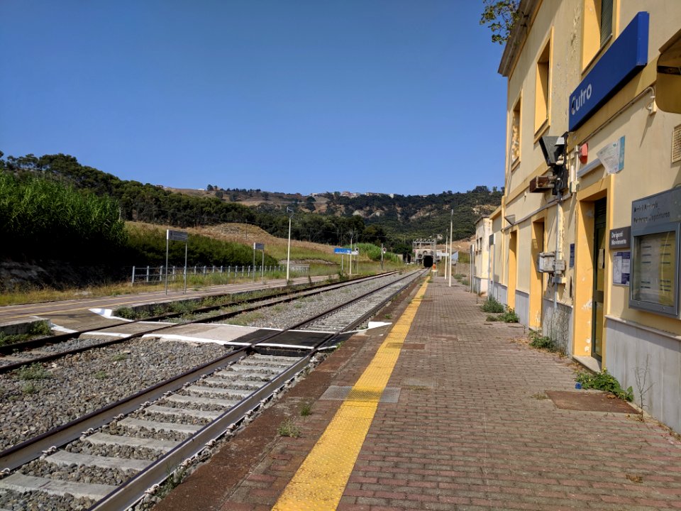 Stazione cutro binari