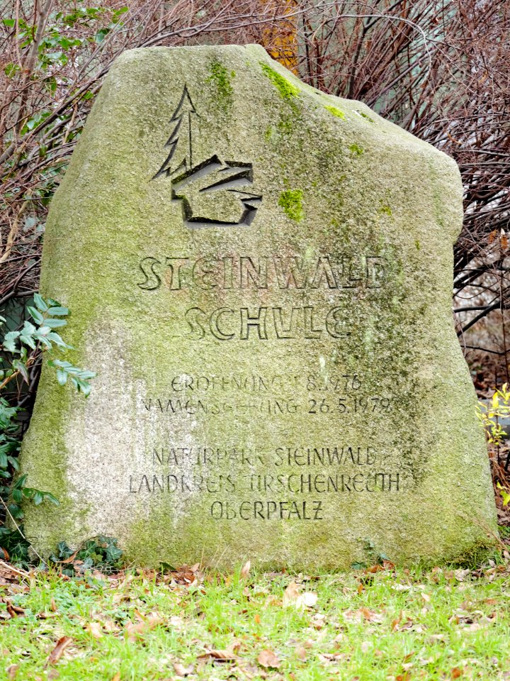 Steinwald-Schule.Gedenkstein.P1080757