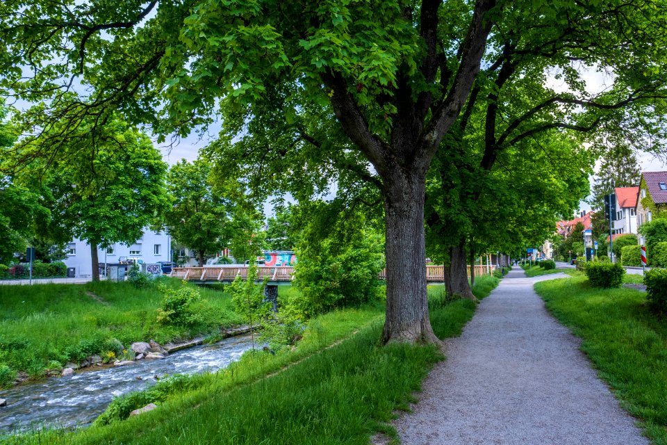 Steinlach mit Holzbrücke in Tübingen entlang der Fürststraße Blickrichtung Norden