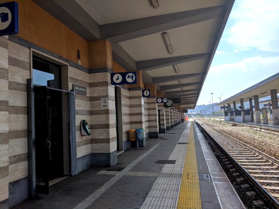Stazione crotone marciapiede