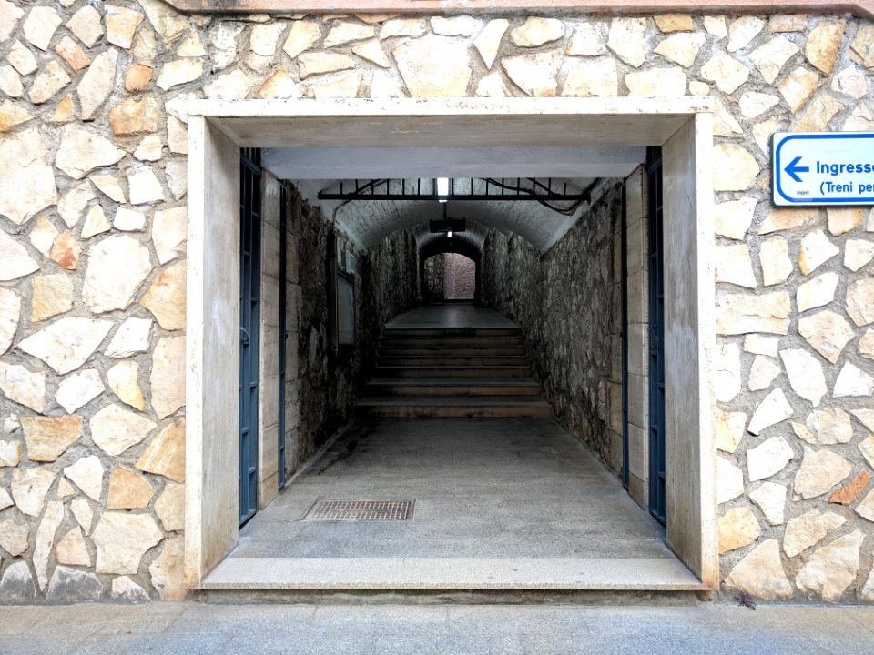 Stazione scilla sottopassaggio