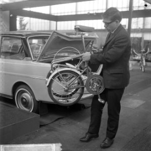 Tentoonstelling voor tweewielers in de RAI te Amsterdam, opgebouwen fiets past m, Bestanddeelnr 916-0999