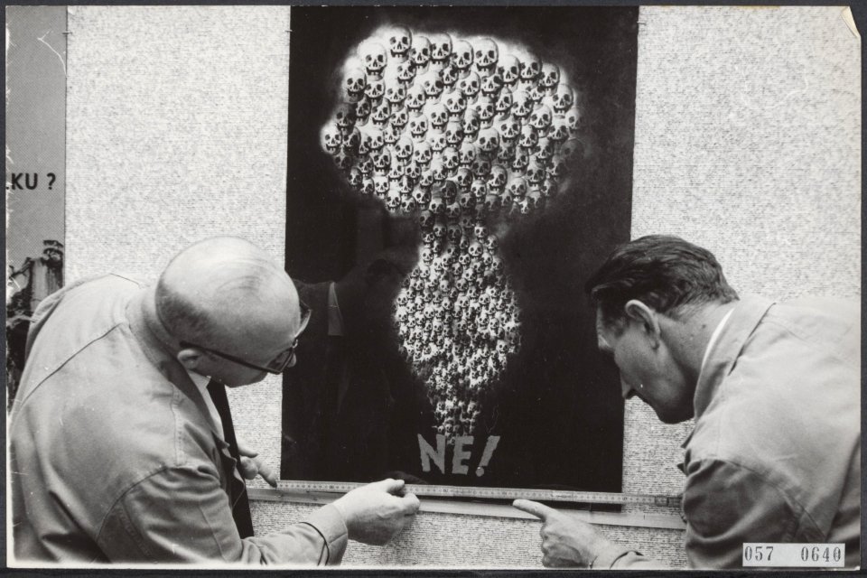 Tentoonstelling van politieke affiches van de kunstenaarswerkgroep Plakat uit…, Bestanddeelnr 057-0640