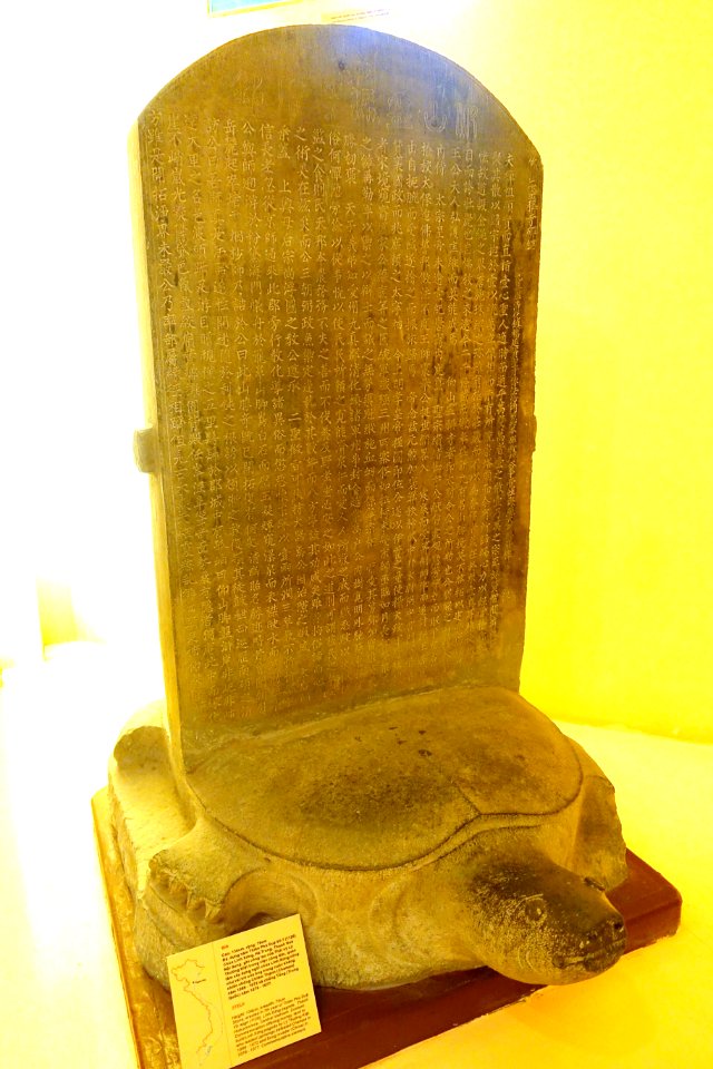 Stele commemorating the founding of Linh Xung pagoda by Ly Thuong Kiet, Thanh Hoa province, 7th year of the Thien Phu Due Vo reign (1126 AD), stone - National Museum of Vietnamese History - Hanoi, Vietnam - DSC05540