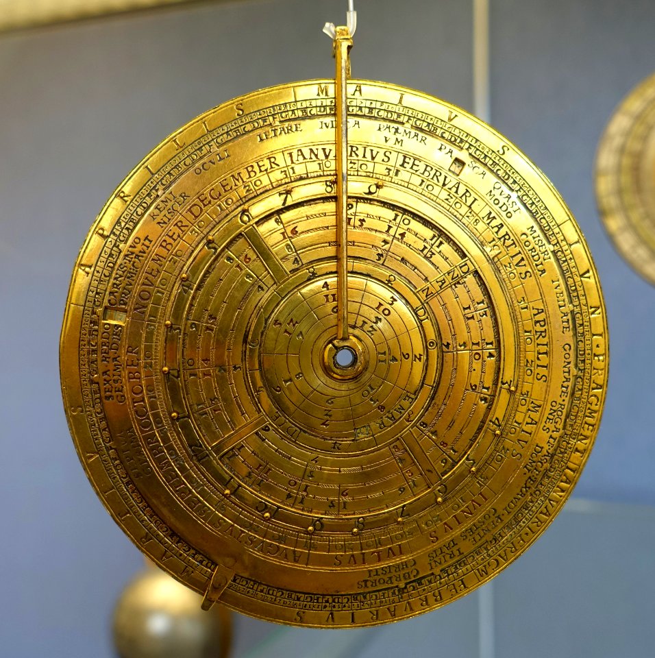 Stellar clock and sundial, Gerhard Emmoser, Prague, 1571, gilt brass - Germanisches Nationalmuseum - Nuremberg, Germany - DSC03754