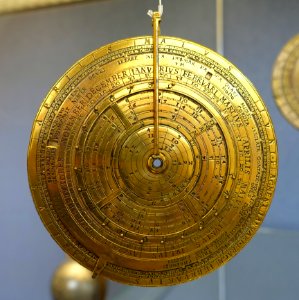 Stellar clock and sundial, Gerhard Emmoser, Prague, 1571, gilt brass - Germanisches Nationalmuseum - Nuremberg, Germany - DSC03754