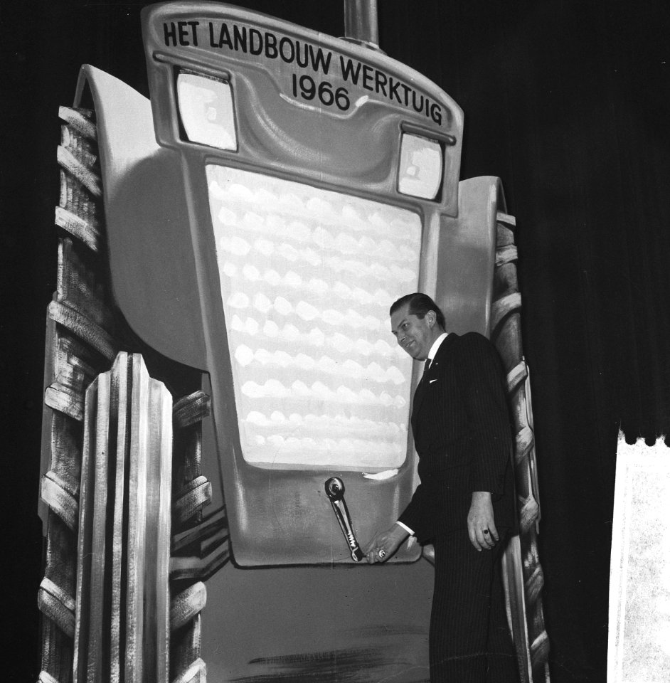 Tentoonstelling Het Landbouw Werktuig 1966 in de RAI. Minister Biesheuvel opent , Bestanddeelnr 918-6874
