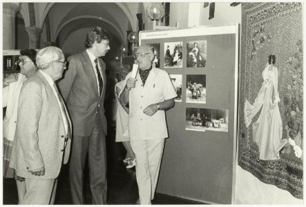 Tentoonstelling in de kloostergangen van het stadhuis. NL-HlmNHA 54025798