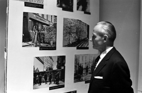 Tentoonstelling in het Waaggebouw over het Ghetto in Warschau De heer W Rolski, Bestanddeelnr 915-0828