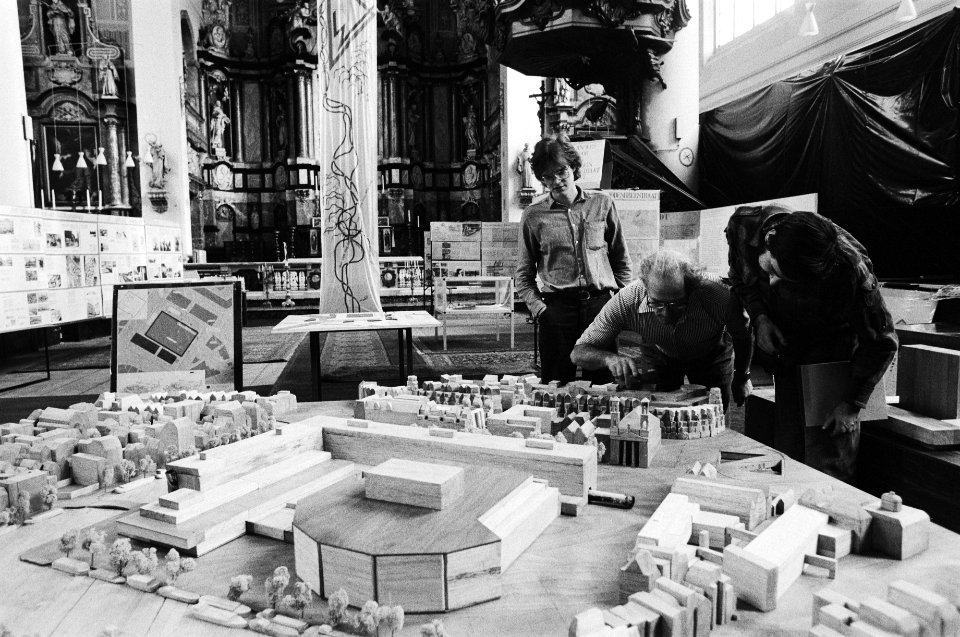 Tentoonstelling in Mozes en Aaronkerk voor stadhuis muziektheater op het Water, Bestanddeelnr 930-6468