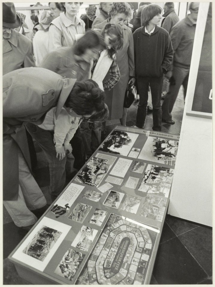 Tentoonstelling in de vleeshal 194445. Hier is het gebeurd, Bezetting, Bevrijding. NL-HlmNHA 54012603