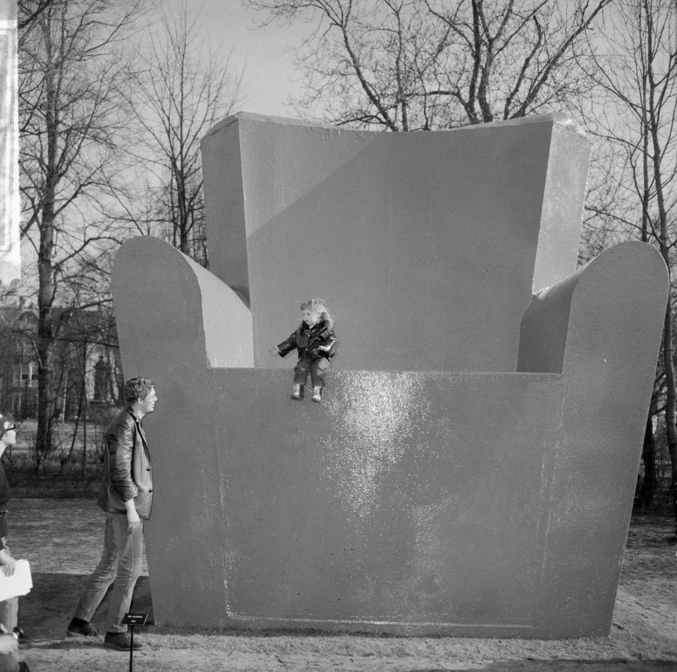 Tentoonstelling in Vondelpark geopend, levensgrote fauteuil van Wim T. Schippers, Bestanddeelnr 917-5985