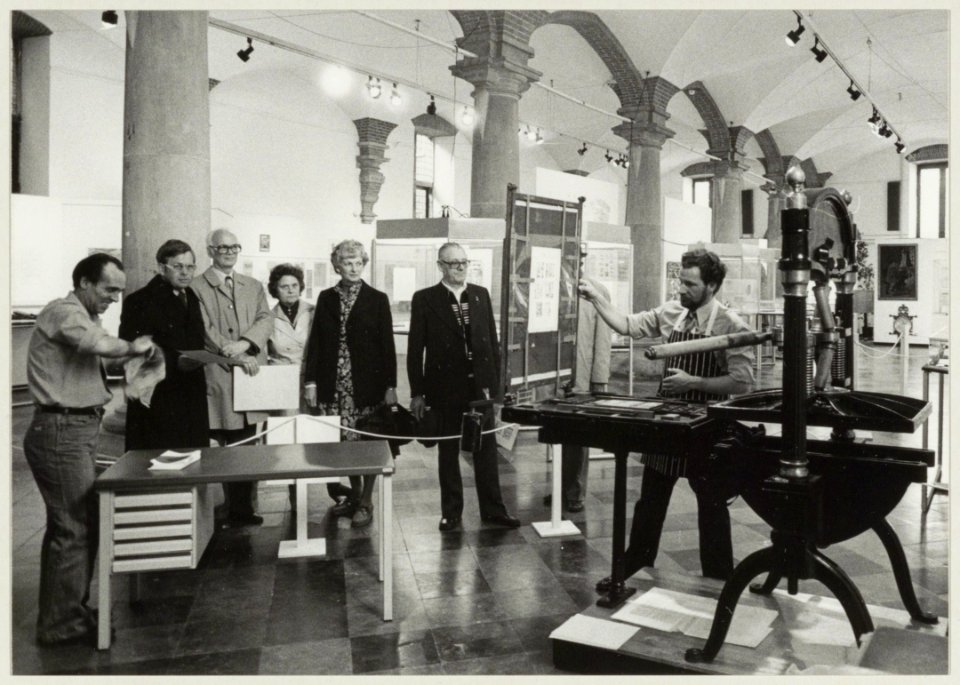 Tentoonstelling in de Vleeshal bij het 275-jarig bestaan van drukkerij Joh. Enschede en Zn. NL-HlmNHA 54005688