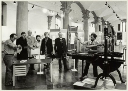 Tentoonstelling in de Vleeshal bij het 275-jarig bestaan van drukkerij Joh. Enschede en Zn. NL-HlmNHA 54005688