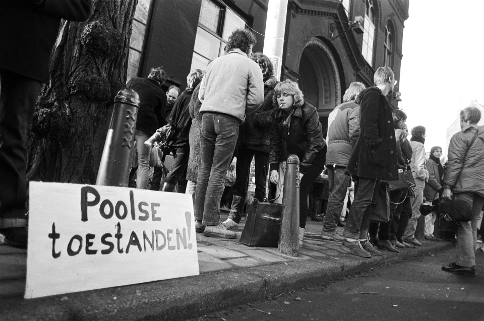 Tentoonstelling in Paradiso in Amsterdam van aktiegroep Onkruit. Bord Poolse , Bestanddeelnr 931-9156