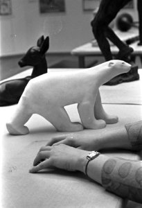 Tentoonstelling voor blinden en slechtzienden in Haags Gemeentelijk Museum . Bli, Bestanddeelnr 921-3563