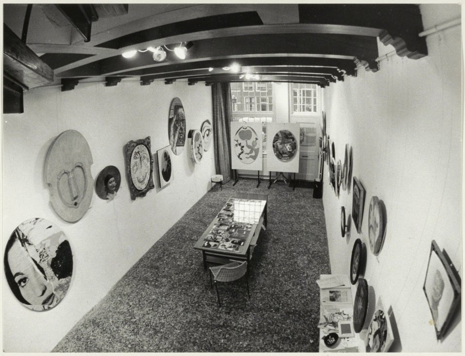 Tentoonstelling van Ovalen in Galerie T, aan de Bakenessergracht 67 van mevr. Funke., NL-HlmNHA 54011829