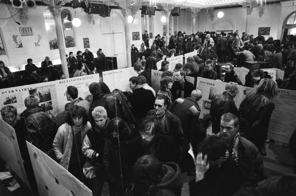 Tentoonstelling in Paradiso in Amsterdam van aktiegroep Onkruit. Drukte op de , Bestanddeelnr 931-9155