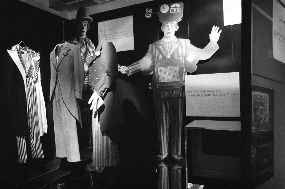 Tentoonstelling in Theatermuseum, Revue, revue, revue, he mooiste zijn de beentj, Bestanddeelnr 930-7524