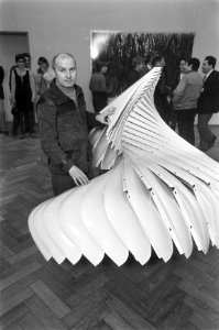 Tentoonstelling in Stedelijk Museum Arman met accumulations Arman bij een van , Bestanddeelnr 922-1901