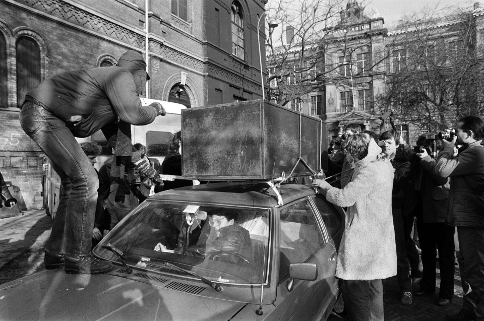 Tentoonstelling in Paradiso in Amsterdam van aktiegroep Onkruit. Spullen voor , Bestanddeelnr 931-9158
