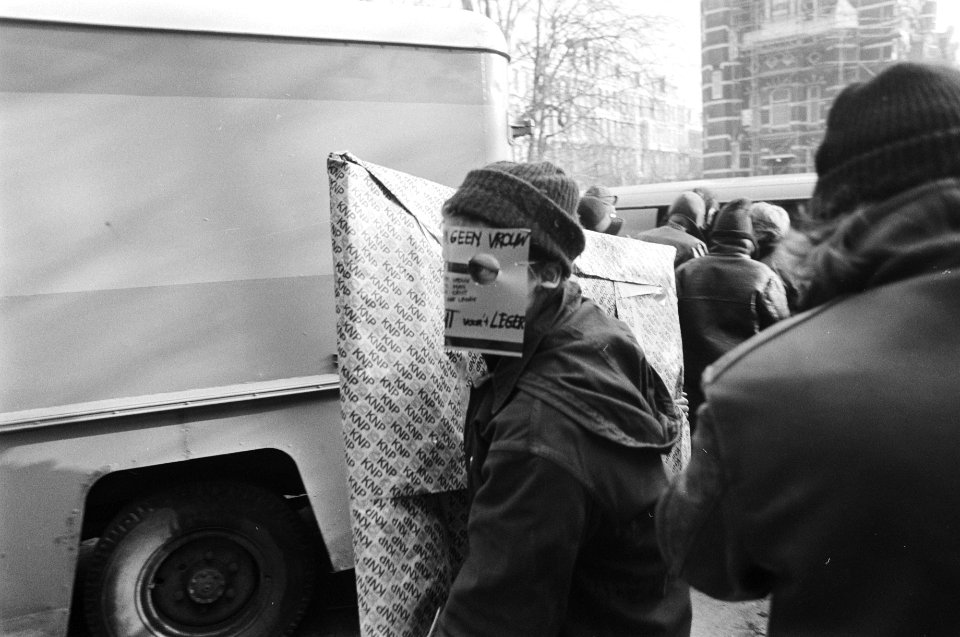 Tentoonstelling in Paradiso in Amsterdam van aktiegroep Onkruit. Spullen voor , Bestanddeelnr 931-9159