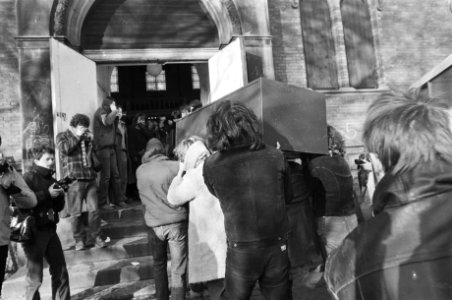 Tentoonstelling in Paradiso in A'dam van aktiegroep Onkruit. Archiefkast met g, Bestanddeelnr 931-9154