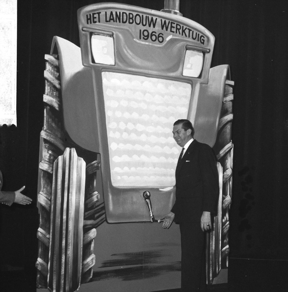 Tentoonstelling Het Landbouw Werktuig 1966 in de RAI, door minister Biesheuvel g, Bestanddeelnr 918-6871