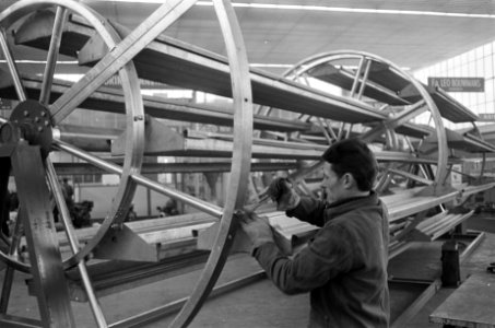 Tentoonstelling Het landbouwwerktuig , een roterende machine met vakken, Bestanddeelnr 920-9832
