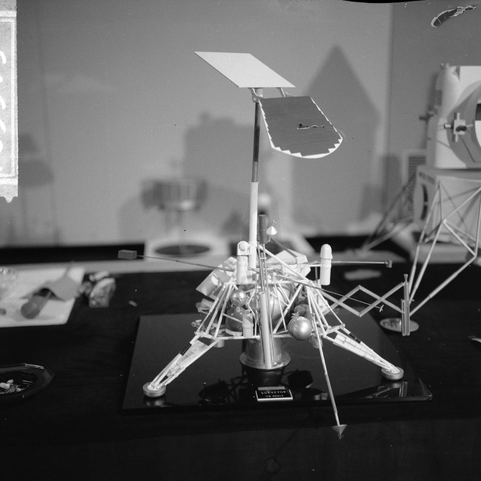 Tentoonstelling Spacemobile op de Rozengracht te Amsterdam de Saturnus, Bestanddeelnr 916-5519