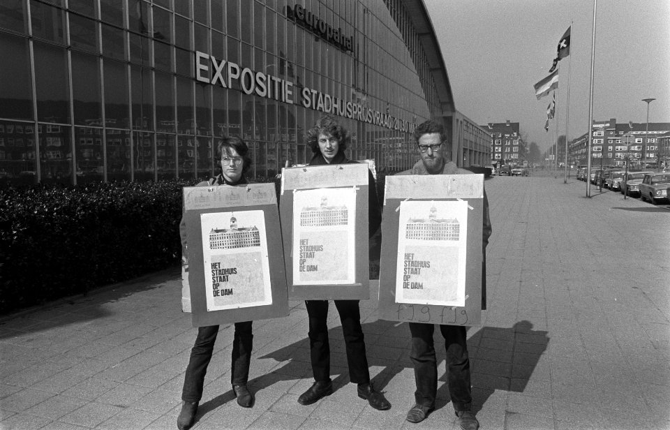 Tentoonstelling Stadhuisprijsvraag Amsterdam in de RAI geopend Demonstranten, Bestanddeelnr 922-2220