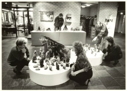 Tentoonstelling in het gemeentehuis van Bennebroek van kerststallen door Pastor Wijnker. NL-HlmNHA 54031610
